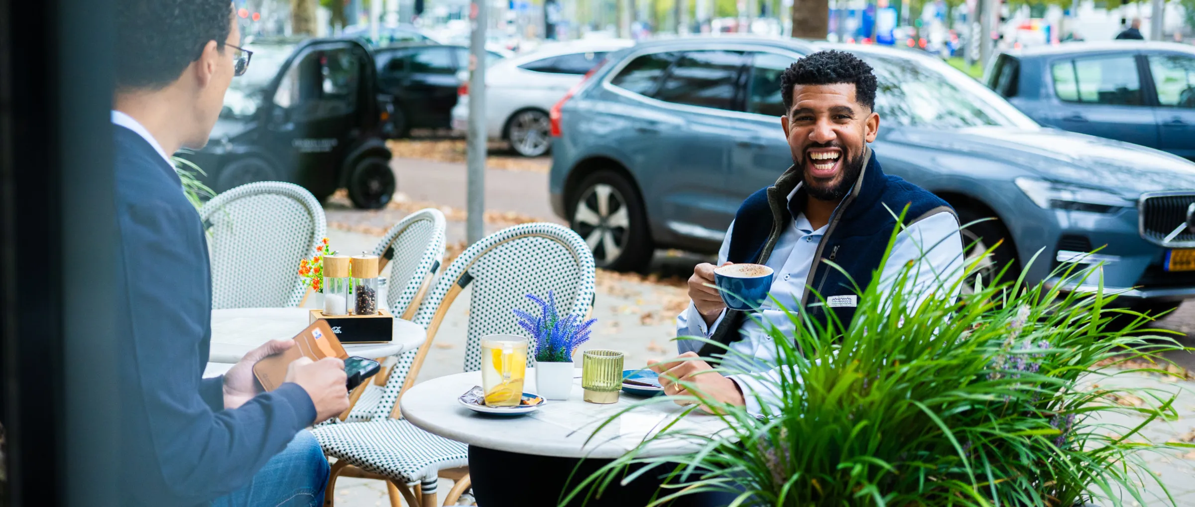 Twee auditors in gesprek op een terras