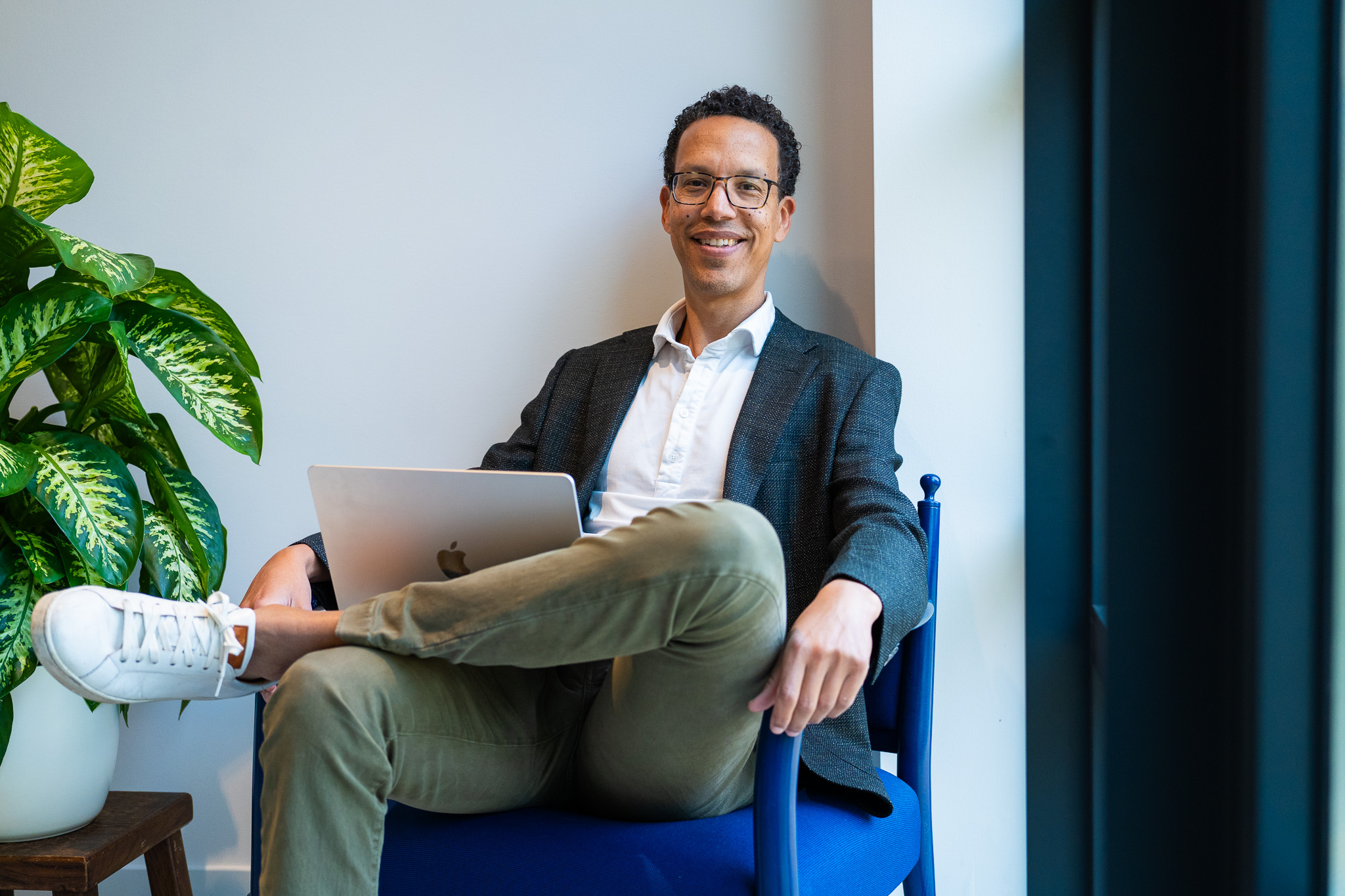 Auditworks-adviseur met laptop in kantooromgeving