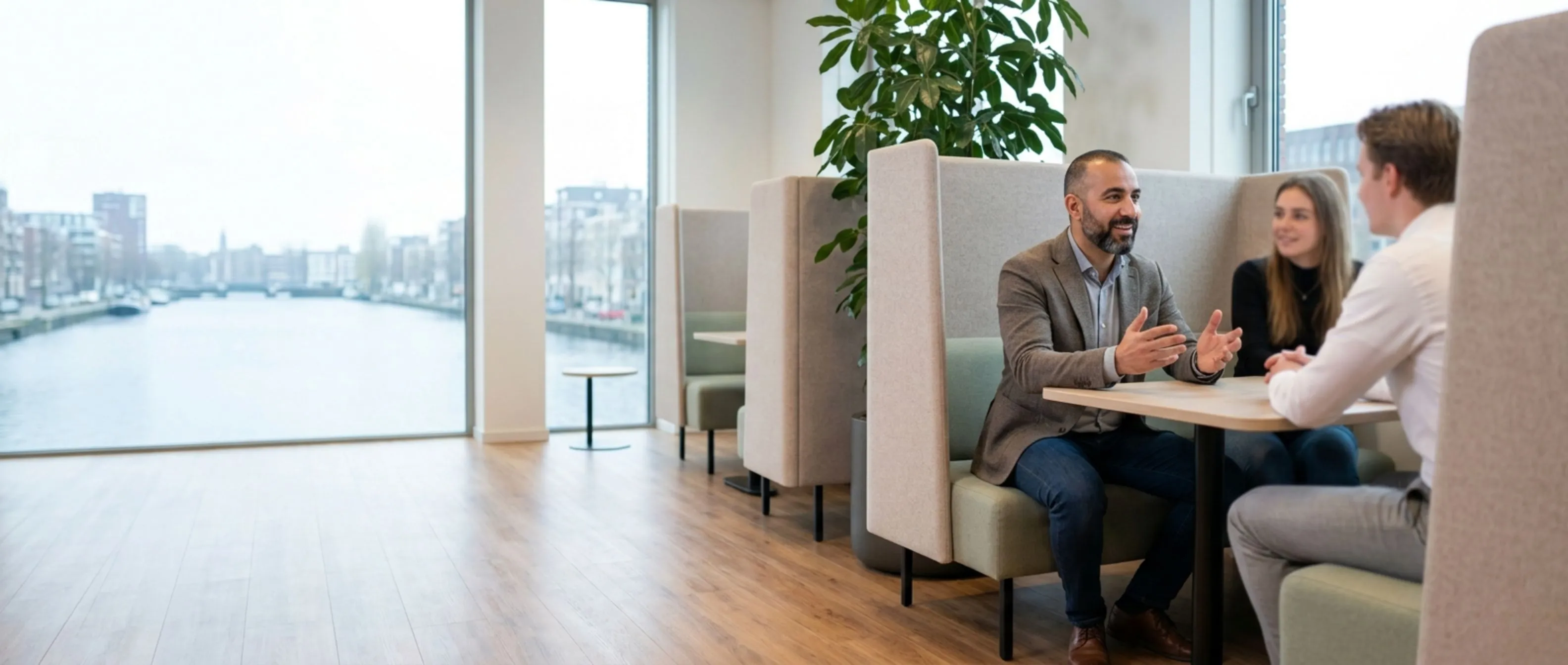 Auditworks – persoonlijk carrièregesprek in een lichte, moderne kantooromgeving